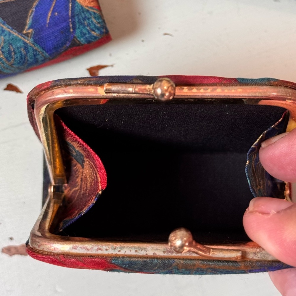 Vintage Silk Set with Kiss-lock coin purse, Lipstick Holder and Key Holder - Picture 5 of 8